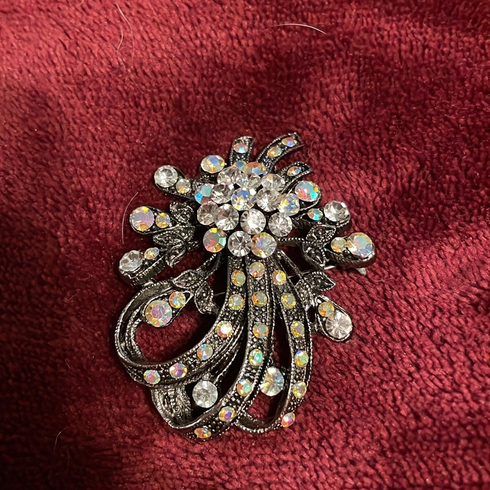 Vintage jeweled pin/pendant sparkling iridescent jewels, floral design.